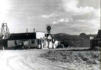 Post Office-General Store and Gas Station estimated to be in the mid 1930s.jpg (39962 bytes)